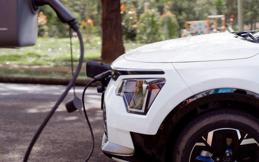 Electric vehicle charging at kerbside